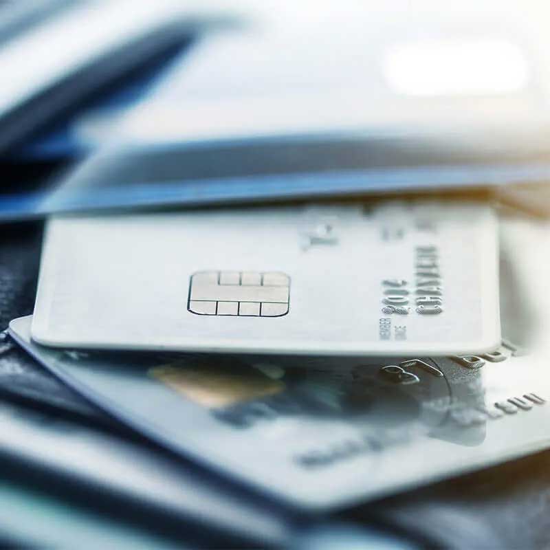 Cartões financeiros em uma carteira
